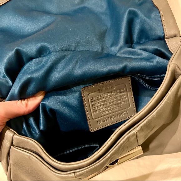 Gray Leather Coach Bag with decorative heart key ring - Picture 4 of 8